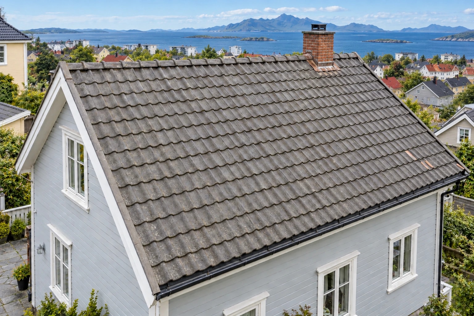 Rengjorte grå betongtakstein med eldre overflate bevart.